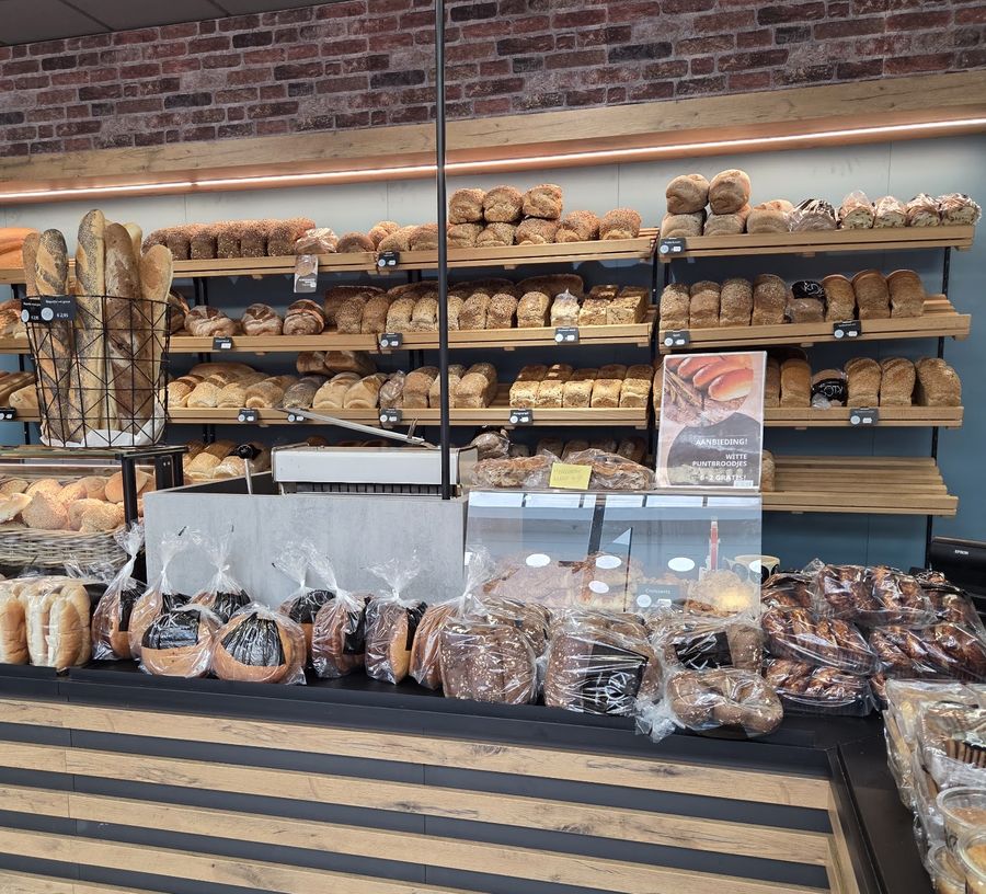 De broodwand van Bakkerij Klok met planken vol brood